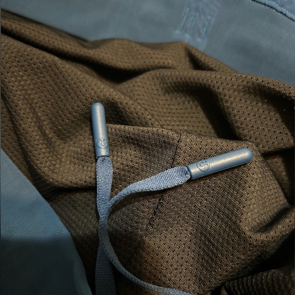 Lululemon Men Small Namaste At The Beach Short 8" two tone Blue Mesh Lined - Picture 9 of 10